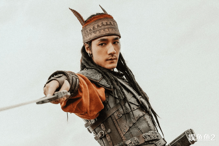  第二重反转发生了，和伊玄丧失了民心，没有人再愿意为他卖命，甚至裴行俨（刘耀文 饰）也背叛了他，站到了刀马和竖这一边。 第三重反转则是，谛听要与刀马死战。原来他一直心怀复仇之意，因为刀马当年放走了他的小七（莒谦朗 饰）。然而，谛听的这一场复仇注定无果。刀马采取了同归于尽的决战方式，最终还是胜利，谛听倒在了刀马的剑下。如果我是谛听，倒不如带着隗知归隐，过上安稳的日子。 最后一重反转是和伊玄的愚蠢举动——在这种危机四伏的时刻，他居然再次回去杀阿育娅，简直是在自寻死路。 群战戏的精彩程度同样令人震撼，特别是与散装镖人的对决、与常贵人私兵的混战、以及与大漠部族的生死拼杀，每一场都是热血沸腾的巅峰对决。 最终，阿育娅曾经梦想的长安之旅被彻底打破，她毅然决定留下来重建莫家寨。而竖则放弃了作为镖人的身份，踏上了刺杀皇帝的道路。燕子娘选择追随竖，勇敢地走向了未知的未来。刀马依旧履行着自己的承诺，护送知世郎前往长安，意图推翻隋朝。最后的真相浮出水面，原来知世郎以及所有人，都不过是裴世矩（张译 饰）背后的棋子，他才是那个真正想要推翻隋朝的幕后黑手。