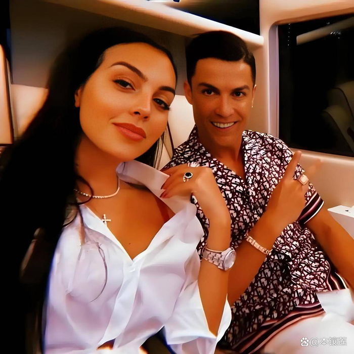 从马德拉岛的追风少年，到如今的足坛传奇、商业大亨，C罗的人生剧本始终充满张力。 2026年2月26日这一天，完美地浓缩了他当下的状态：一边在沙特的绿茵场上继续刷新着由自己保持的进球纪录，向千球发起最后冲刺；另一边，则将商业触角伸回熟悉的西班牙，以投资者的身份开启足球生涯的新篇章。 收购阿尔梅里亚，不仅是一笔商业投资，更像是一枚充满想象力的棋子，落在了他宏大棋局的关键位置。