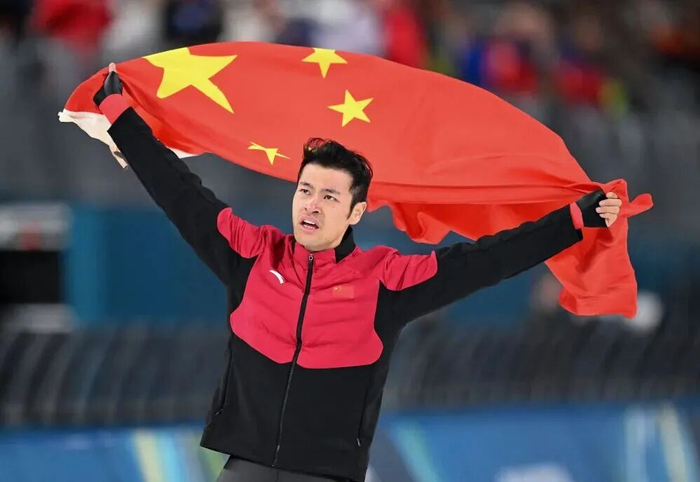 宁忠岩在赛后身披国旗庆祝。图源：新华社