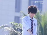 陈奕恒海边拍少年时代2，卷毛制服造型清爽帅气