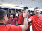 实拍赛后中国男篮更衣室！世预赛取得两连胜，球员们如释重负！继续加油！