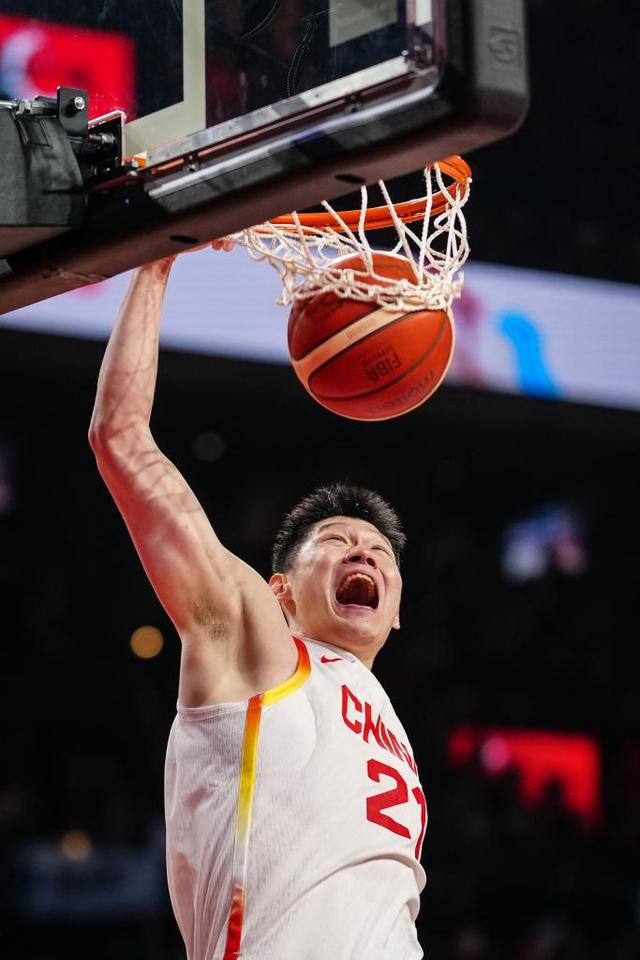 2月26日，中国队球员胡金秋在比赛中扣篮。新华社记者 贾浩成 摄
