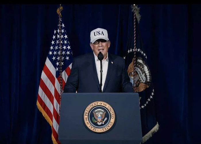 当地时间2月28日，特朗普在社交账号发布的一段八分钟视频，就美国对伊朗发动的打击发表声明。图源：视觉中国