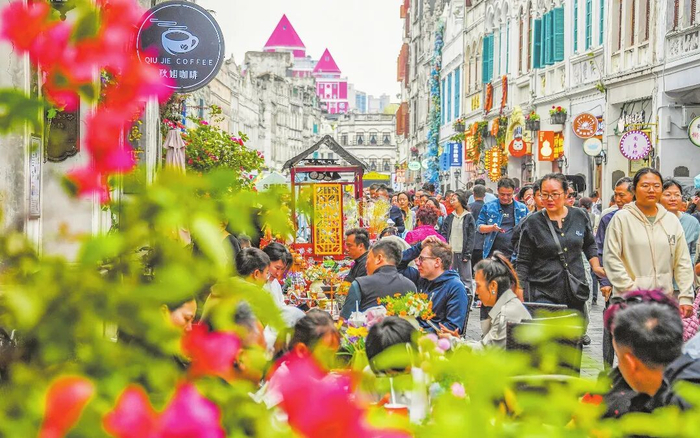 春节期间，骑楼老街热闹非凡，市民游客结伴逛市集、品美食、赏民俗。记者 康登淋 摄