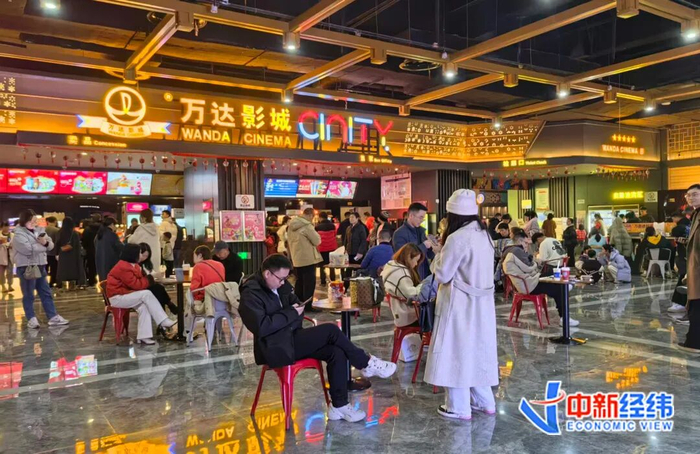 资料图 电影院里等待入场的观众 中新经纬摄