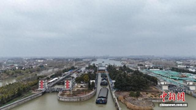 京杭大运河苏北段最重要的“咽喉”之一淮安船闸迎来节后航运高峰。贾璐 摄