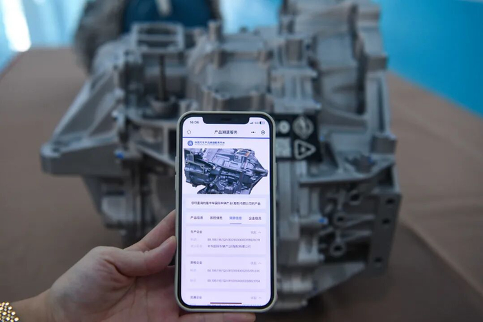 在海口综保区智能化加工制造中心，进口再制造汽车变速箱进入海口综保区。记者 杨鹤 摄