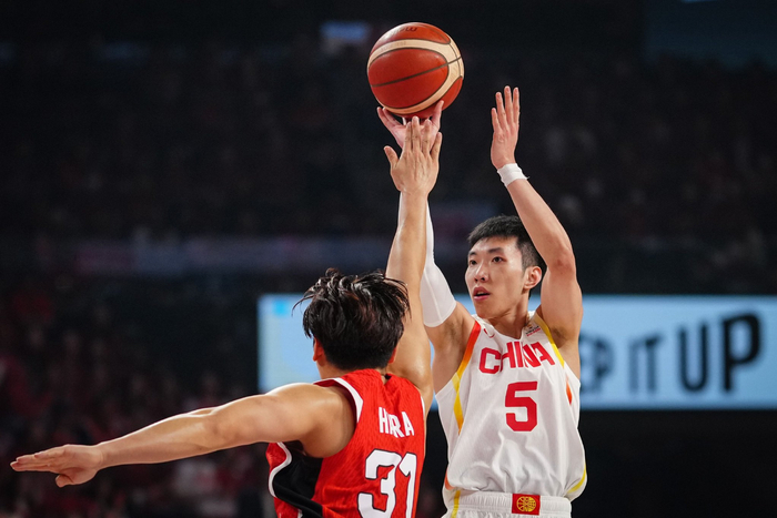 　　2月26日，中国队球员廖三宁（右）在比赛中投篮。新华社记者 贾浩成 摄