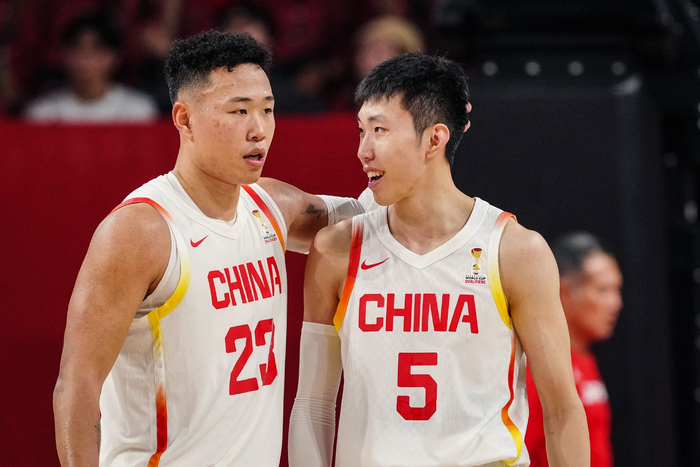 2月26日，中国队球员贺希宁（左）与廖三宁在比赛中庆祝球队得分。新华社记者 贾浩成 摄