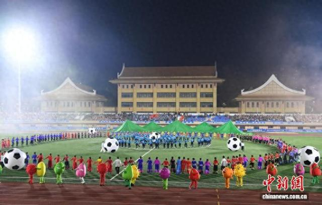 图为广西“县超”崇左凭祥市队主场比赛开赛前，暖场活动充满边关元素。凭祥市融媒体中心 供图