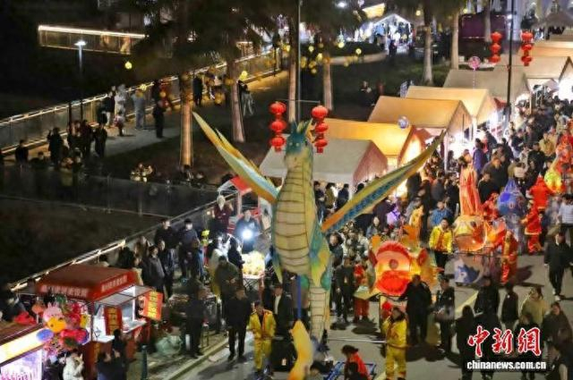 2月28日，鱼灯巡游现场。吴立高 摄