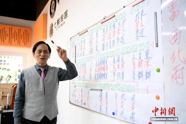 2月27日，农历正月十一，台湾词曲创作人杰米在福建省漳州市向中新网记者分享他推广闽南文化的故事。中新网记者 张金川 摄