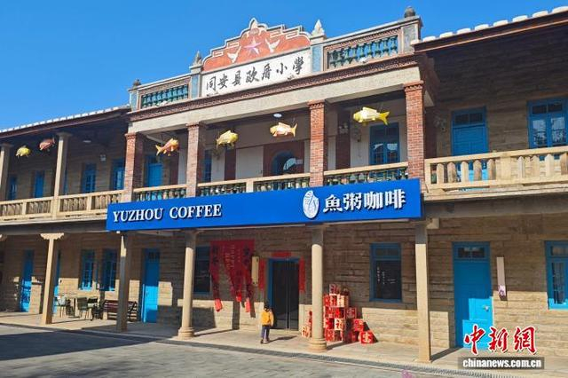 春节期间，厦门欧厝鱼粥咖啡店里张灯结彩。 吴冠标 摄