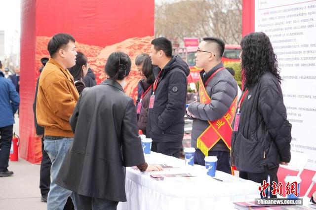 图为招聘会现场。 解凯光 摄