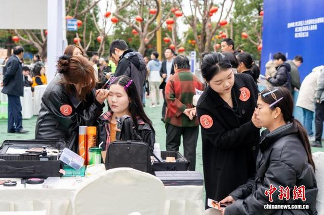 图为求职者体验面试通勤妆容打造。 张霁雯 摄