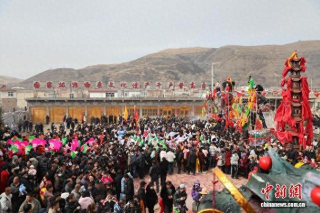 3月1日，青海省西宁市湟中区拦隆口镇千户营村上演“空中戏剧”高台。 马铭言 摄