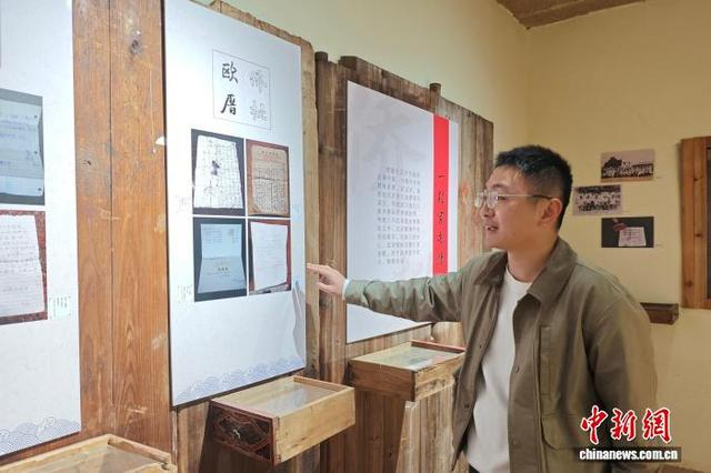 2月13日，欧厝社区居委会主任张晖杭在厦门欧厝村史馆向游客介绍欧厝社区的“侨批记忆”。 吴冠标 摄