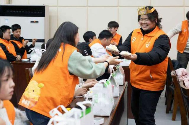 志愿者互相分享蛋糕。张续亮/摄