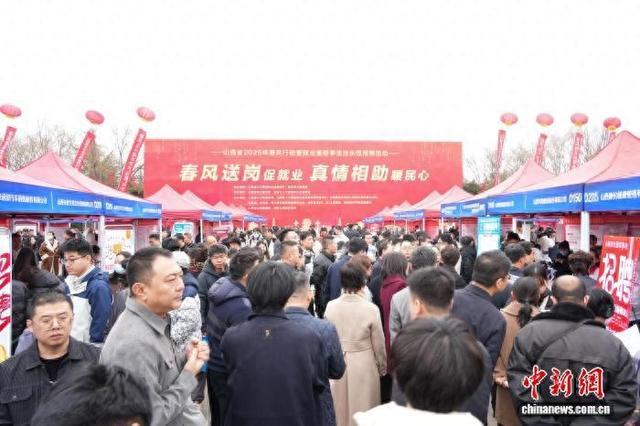 图为招聘会现场。 解凯光 摄