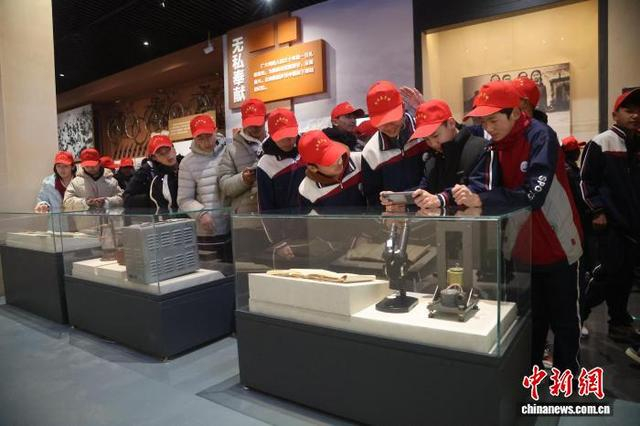 图为学生在原子城纪念馆参观。张忠苹 摄