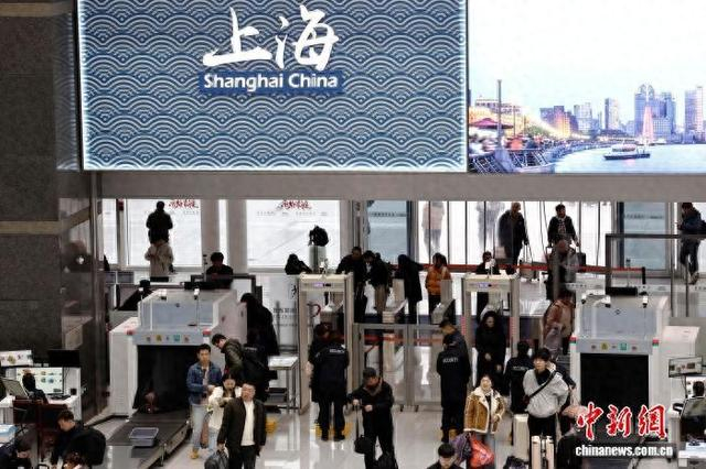 旅客在铁路上海站进行安全检查。中新网记者 殷立勤 摄