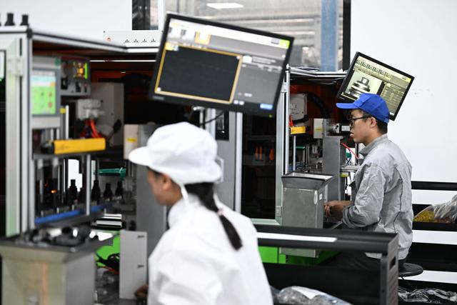 工作人员在天津鹏翎集团股份有限公司生产车间操作半自动生产设备生产汽车胶管接头。新华社记者 赵子硕 摄