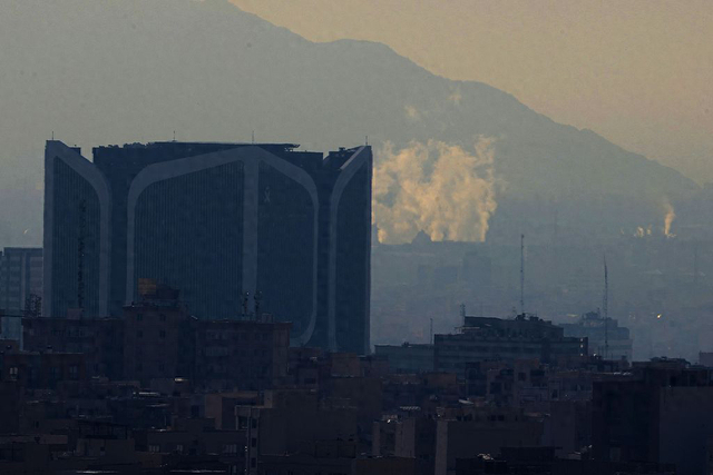 当地时间2026年3月1日，伊朗德黑兰，据报道发生爆炸后升起烟雾。视觉中国 图