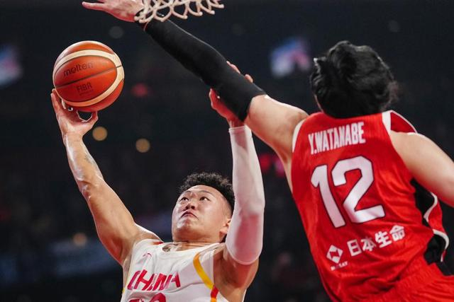 2月26日，中国队球员贺希宁（左）在比赛中上篮。新华社记者 贾浩成 摄