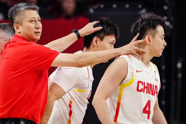 2月26日，中国队主教练郭士强（左）在与日本队的比赛后与赵睿（中）、赵继伟庆祝胜利。 新华社记者 贾浩成 摄