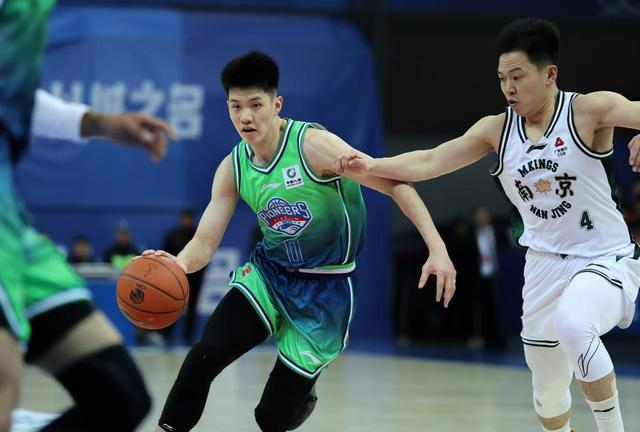 林庭谦（左）在CBA比赛中。新华社记者 孙凡越 摄