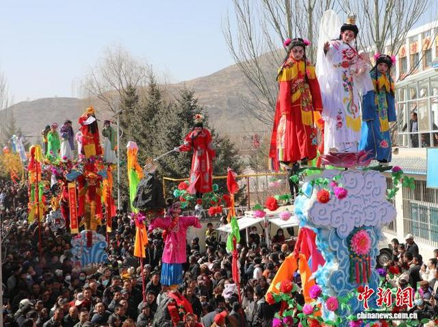 3月1日，青海省西宁市湟中区拦隆口镇千户营村上演“空中戏剧”高台。 马铭言 摄