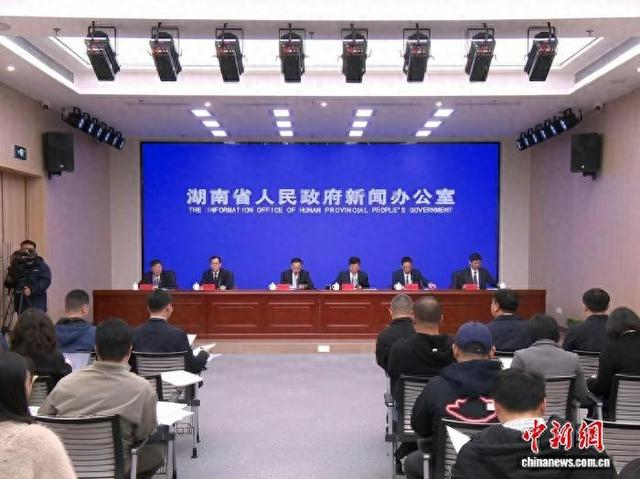 3月1日，湖南省“企业服务年行动”新闻发布会在长沙召开。 张雪盈 摄