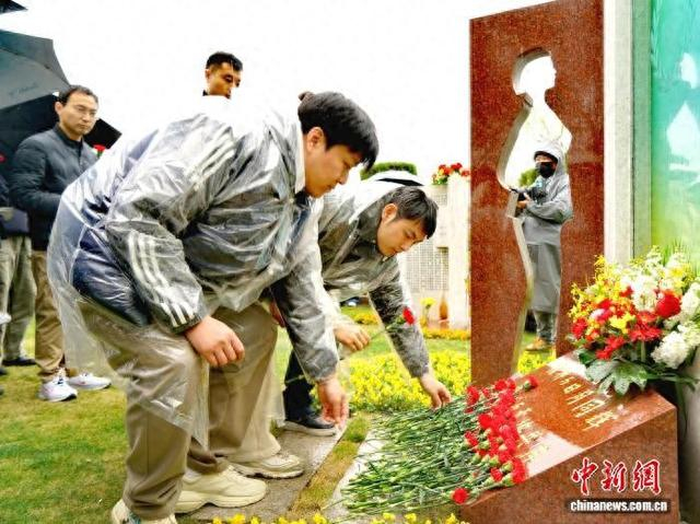 “生命在奉献中延续”主题缅怀纪念活动1日在青浦福寿园温情启幕。上海市红十字会供图