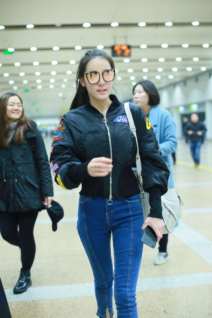  如今的娱乐圈，敢于展现真实自我的明星越来越少。为了维持完美的人设，许多人活成了滤镜下的假象。可热巴这次通过一组简单的生图，告诉大家：真实的自己，比完美的假象更可爱。她或许没有修图中那样无懈可击的精致，但她的自然与真诚，却增添了几分烟火气息的活力。她的这份不迎合、不伪装的态度，或许正是她能够在娱乐圈稳稳立足的真正原因。毕竟，观众早已看腻了虚伪的完美，而这份难得的真实，反而深深打动了他们。