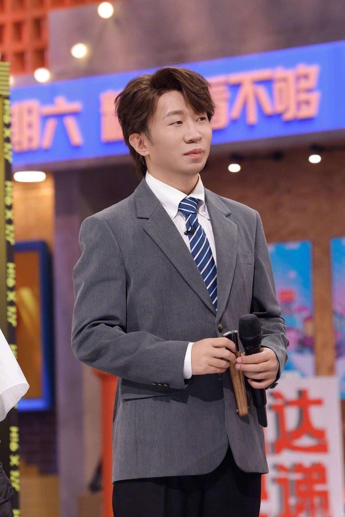  不得不说，《你好星期六》这档节目真的挖到宝了。节目将接地气的市井气息与杨迪、魏大勋这种自带笑点的嘉宾完美结合，想不火都难。谁能抵挡得住两个加起来快70岁的小学生在台上打打闹闹呢？随着节目热播，连好六街也成了新晋网红打卡地。有网友发现，节目里出现的烤肠摊、复古游戏机厅竟然都是实景布景，甚至有粉丝专门跑到长沙去打卡同款场景。而杨迪和魏大勋那种相爱相杀的互动，恰恰戳中了当代年轻人对轻松解压式娱乐的需求——没有撕X，没有套路，只有满满的纯粹快乐。难怪节目收视率一路飙升，在忙碌的生活中，谁不想看两个活宝用魔性模仿和互坑互怼的方式，轻松笑掉所有烦恼呢？