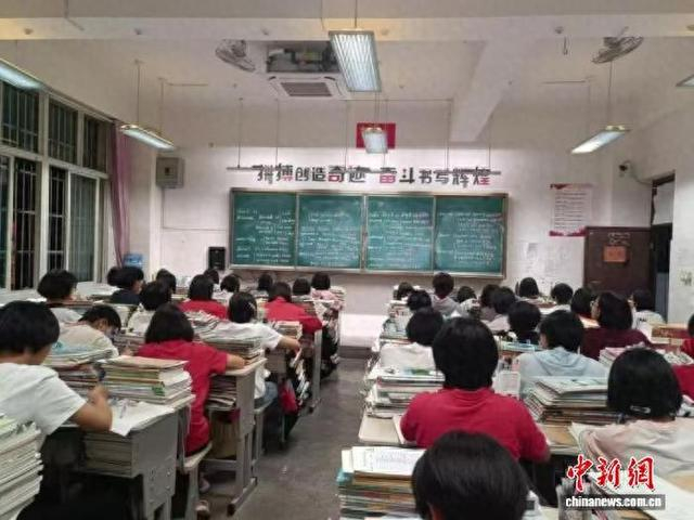 华坪女高的学生正在学习。云南师范大学 供图