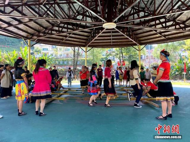 2025年畲族“三月三”期间，游客在樟坪畲族乡感受节日氛围。受访者供图