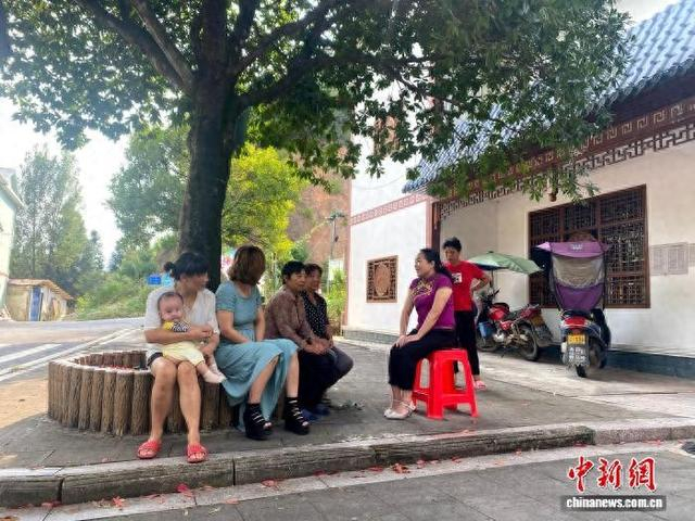 2025年8月，全国人大代表、江西省贵溪市樟坪畲族乡党委书记雷燕琴在和村民“拉家常”。受访者供图