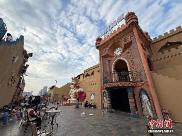 游客在月亮猫城中与猫互动。王坚 摄