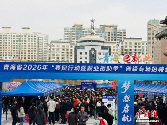 图为招聘会现场人头攒动。孙睿 摄