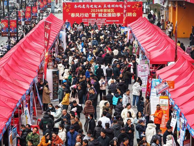 2月26日，求职者在湖北省襄阳市樊城区“春风行动”暨“就业援助季”招聘会现场咨询岗位信息。新华社发（谢勇摄）