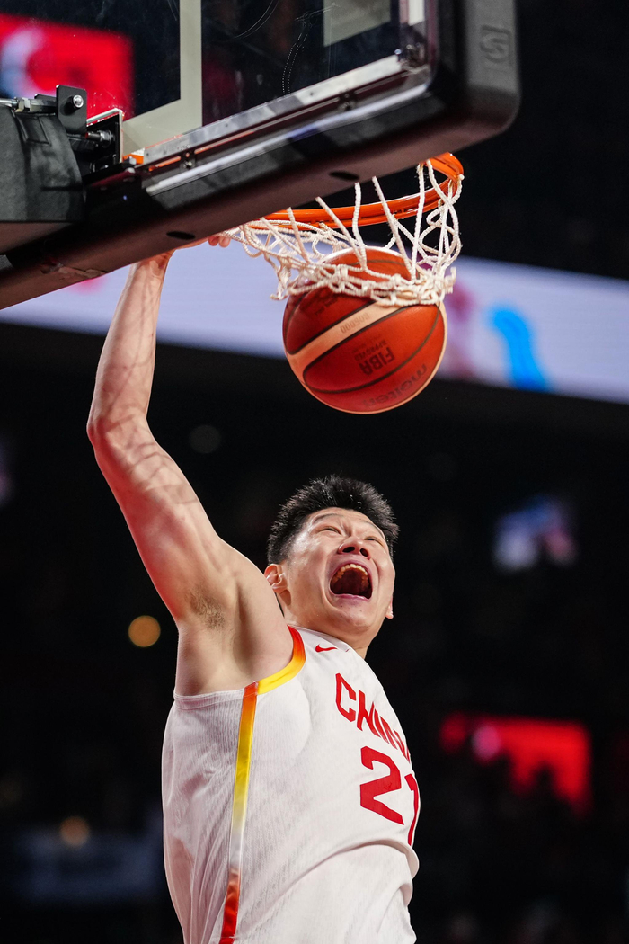 2月26日，中国队球员胡金秋在比赛中扣篮。新华社记者 贾浩成 摄