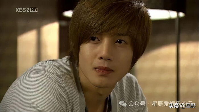 不过，在亚洲人气巅峰的时候，他却在2014年因私生活丑闻被推上风口浪尖，和前女友闹得沸沸扬扬，一场官司打了近10年。