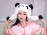 杨紫代言《小动物餐吧》穿玩偶服送餐，粉丝:这还是那个高冷影后吗