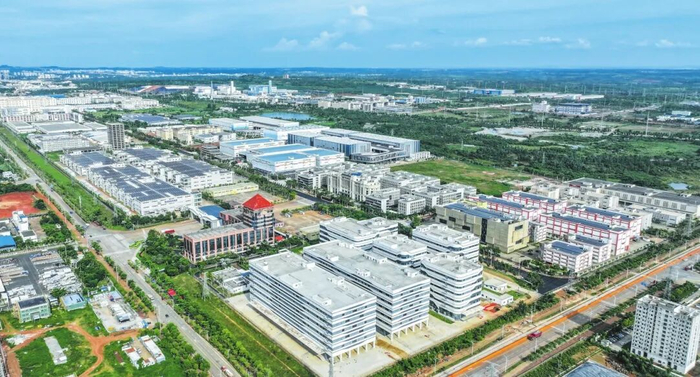 俯瞰日新月异的海口综保区。记者 康登淋 摄