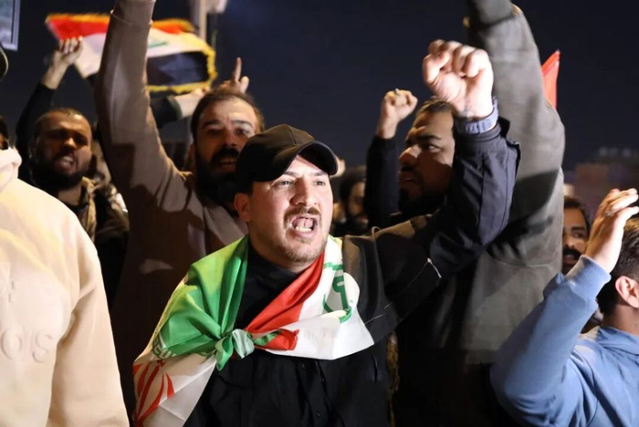 2月28日，民众在伊拉克首都巴格达举行示威，抗议美国和以色列军事打击伊朗。新华社发（哈利勒·达伍德摄）