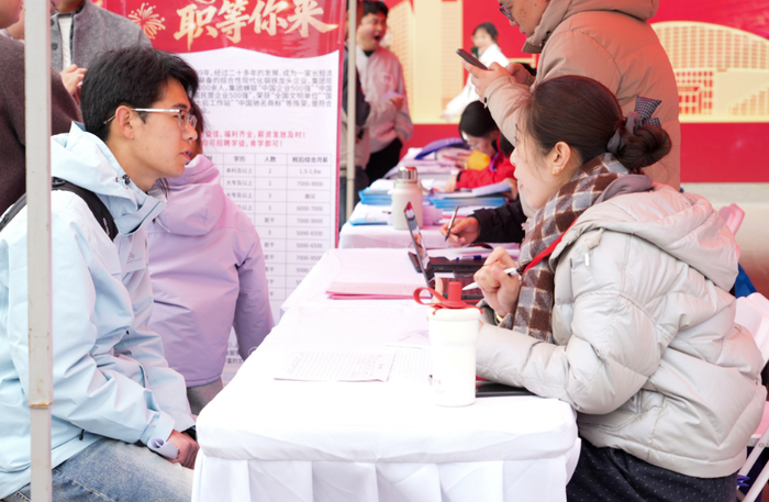 面对面咨询。图/黄河新闻网