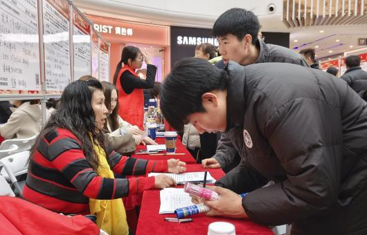 求职者登记信息。王莹 摄