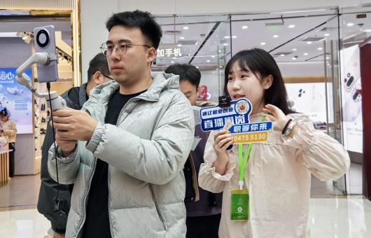 主播与求职者互动答疑。王莹 摄