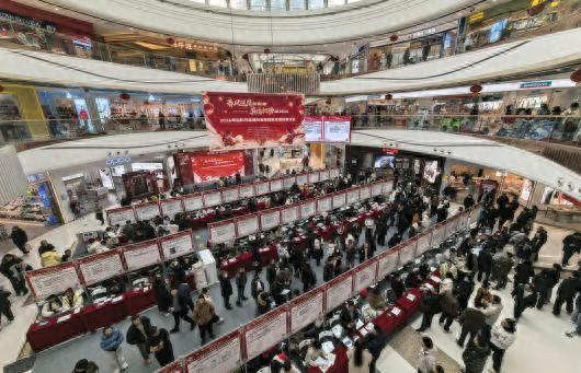 招聘活动现场。王莹 摄